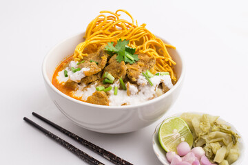 Khao Soi, the name of the food in the north of Thailand It is made with rice flour, strips like noodles, then cooked like noodles, but pureed like red curry.