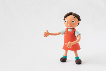 粘土の指差ししてる女の子