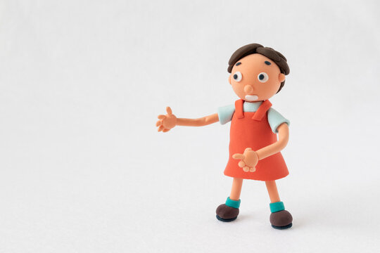 粘土の指差ししてる女の子