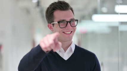 Obraz premium Young Businessman Pointing at the Camera