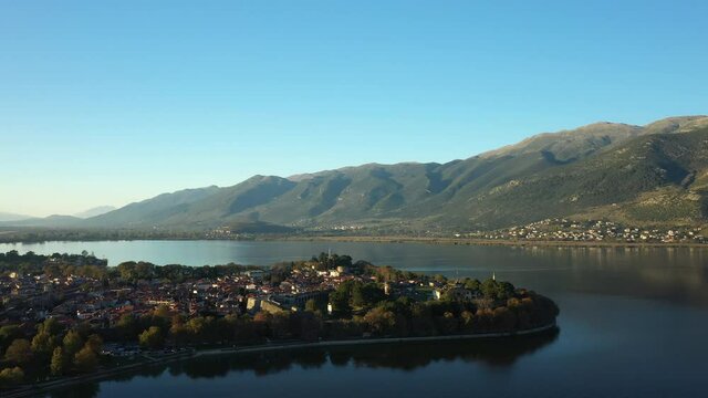 L'extr&eacute;mit&eacute; de Ioannina au milieu du lac de Pamvotis bord&eacute; par le parc naturel Periochi Oikoanaptixis &agrave; Ioannina, en &Eacute;pire, en Gr&egrave;ce, en &eacute;t&eacute;.