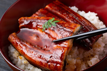 うな丼を食べる