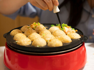 自宅でたこ焼きを焼くシーン