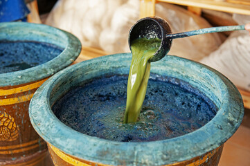 Scoop the indigo water to clary pot for oxygen into the tank of indigo pot