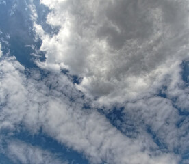 Chmury, zachmurzone niebo niebieskie