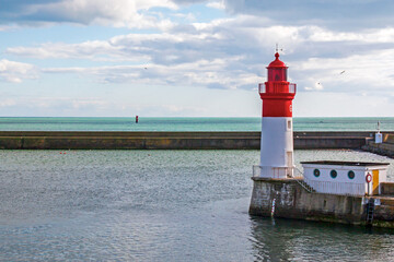 Le guilvinec. Le phare à l'entrée du port. Finistère. Bretagne  © guitou60