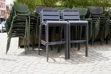 Chaises empilées à l'extérieur en gros plan