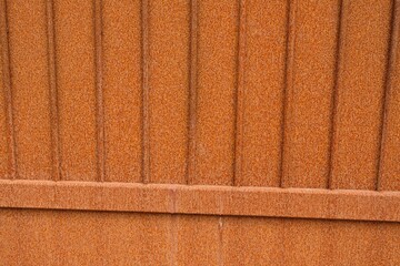 Gros plan sur un portail en acier rouillé