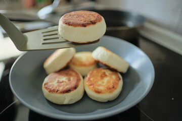Cooking cheesecakes at home from cottage cheese