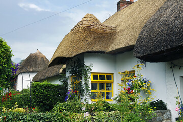 Fototapeta na wymiar Tradicionales casas de campo, con techo de paja, irlandesas.