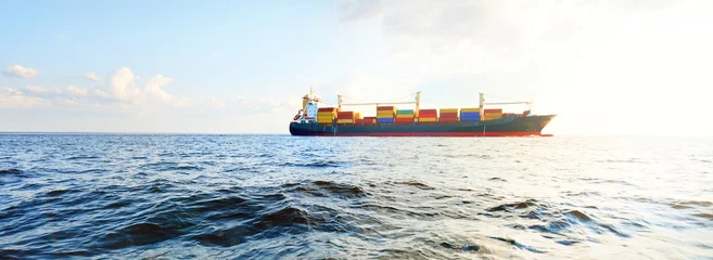 Fototapeten Großes Frachtcontainerschiff, das von Europoort (Rotterdam, Niederlande) in einem offenen Meer an einem klaren Tag segelt, Nahaufnahme. Globale Kommunikation, Logistik, Industriethema © Aastels