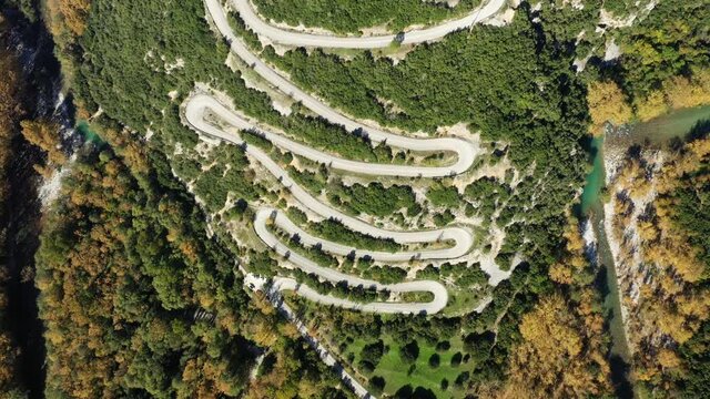 Une route serpente dans le parc national de Vikos-Aoos vers Ioannina, en &Eacute;pire, en Gr&egrave;ce, en &eacute;t&eacute;.