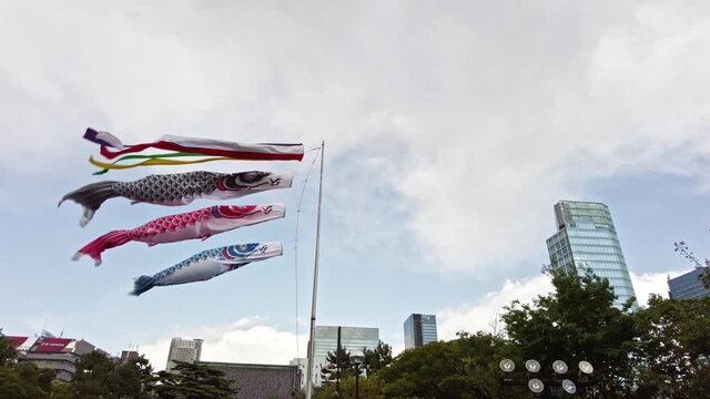 東京都港区芝公園の空を泳ぐ鯉のぼり