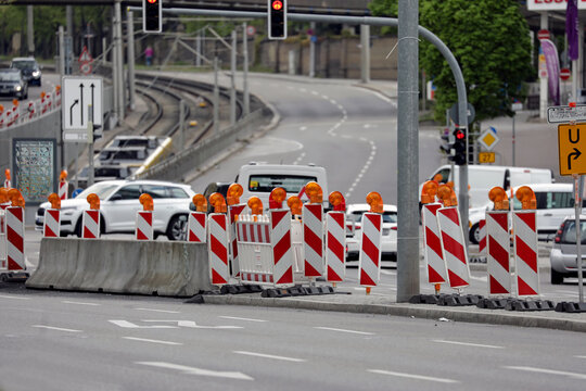 verkehrsbaken warnbaken sicherheitsbaken an einer kreuzung wegen baustelle
