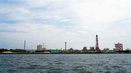 Naklejka premium 工場の煙突や石油のタンク。海に面した工業地帯