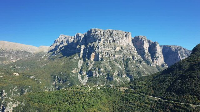 Les gorges de Vikos dominent la ville de Vikos vers Ioannina, en &Eacute;pire, en Gr&egrave;ce, en &eacute;t&eacute;.