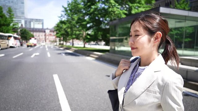ビジネスシーン　歩くビジネスウーマン　スローモーション