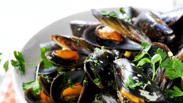mussel with wine and parsley