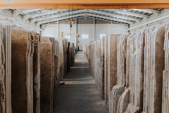 Placas de m&aacute;rmol apiladas en f&aacute;brica. Piedras. Planchas de piedra. F&aacute;brica de m&aacute;rmol. 