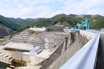 急斜面の鶴田ダムの風景