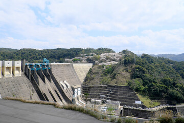 一望できる春の鶴田ダムの風景