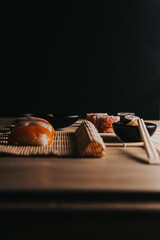 Esterilla con piezas de sushi. Comida japonesa. Sushi. Gastronomía Japonesa. Niguiri. Maki. Arroz con salmón y pez mantequilla.