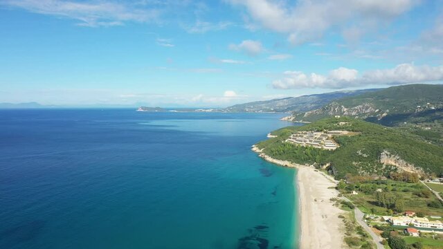 Une vue a&eacute;rienne de la cote grecque aux abords de Karavostasi au bord de la mer Ionienne et M&eacute;diterran&eacute;e vers Igoumenitsa, en &Eacute;pire, en Gr&egrave;ce, en &eacute;t&eacute;.