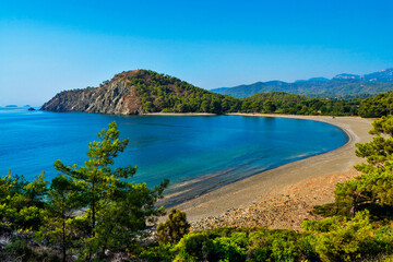 Naklejka premium blue bay among rocky mountains on a summer day