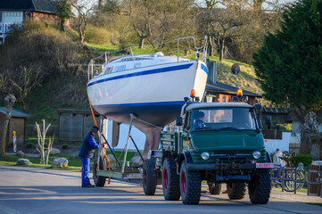 Fototapeta premium Yachttransport mit Sicherung