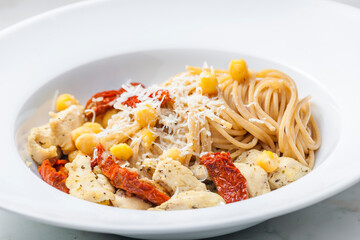 spaghetti with dry tomato and chicken peas