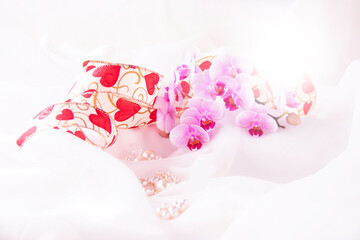 パールと胡蝶蘭とハート模様のリボンのデザイン