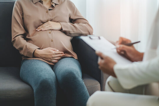 depressed pregnant woman consultation with psychologist