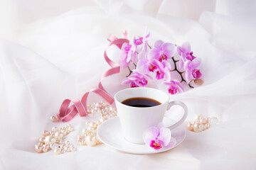 Obraz na płótnie Canvas コチョウランの花束とパールとコーヒー（オーガンジー背景）