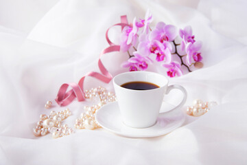 Fototapeta na wymiar コチョウランの花束とパールとコーヒー（オーガンジー背景）
