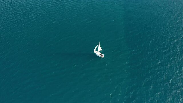 Un bateau flotte sur l'eau au bord de la mer Ionienne et Méditerranée vers Igoumenitsa, en Épire, en Grèce, en été.