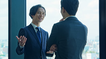 オフィスで会話するビジネスマン