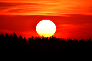 Die aufgehende Sonne färbt den Himmel blutrot
