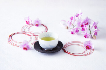Fototapeta na wymiar 胡蝶蘭の花束と日本茶と水引