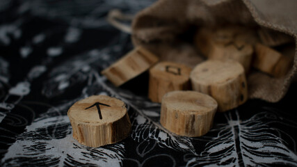 Bolsa de runas derramadas encabezadas por la runa de TYR