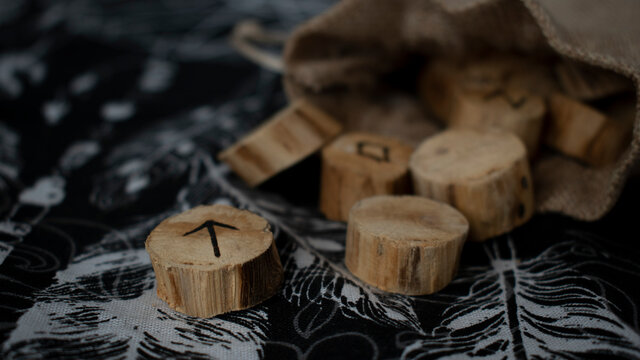 Bolsa de runas derramadas encabezadas por la runa de TYR