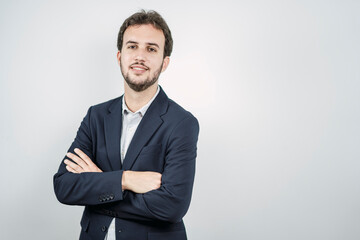 Chico de negocios joven vestido de chaqueta con fondo blanco posando 