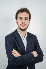 Chico de negocios joven vestido de chaqueta con fondo blanco posando 