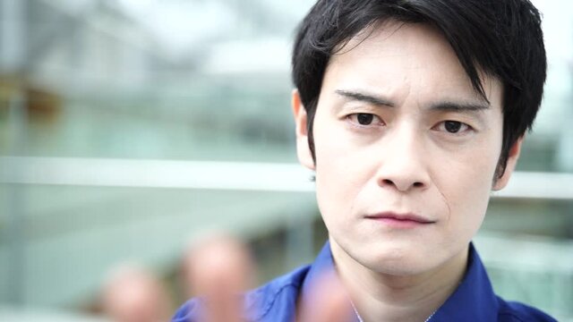 拒否する男性　スローモーション