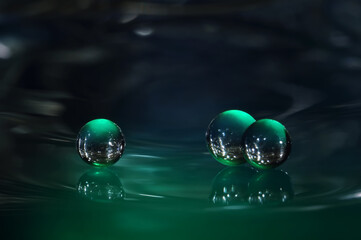 Fototapeta Abstrakcyjne zielone tło, krople kulki obraz