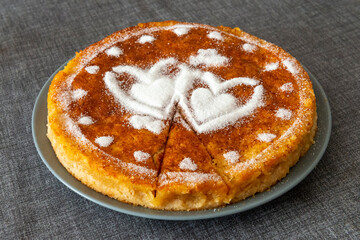 tarta de manzana con corazones