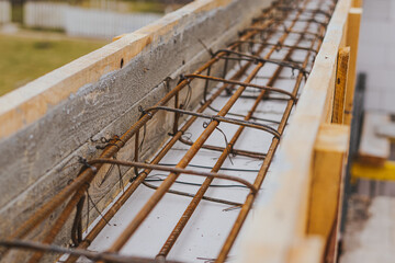 Reinforced belt in wooden formwork to strengthen concrete under heavy loads