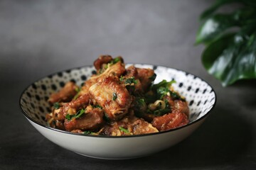 Fried pork ribs with garlic 