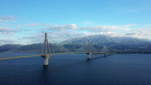 Le pont Rion-Antirion de Patras au bord de la mer Ionienne vers Missolonghi, en Acha&iuml;e, dans le P&eacute;loponn&egrave;se, en Gr&egrave;ce centrale, en &eacute;t&eacute;.