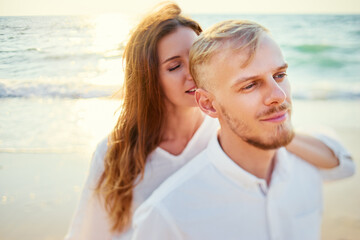 Obraz premium Young loving couple on the sea beach.