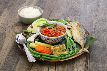 nam phrik pla thu ; vegetables with short mackerel dipping paste , thai food